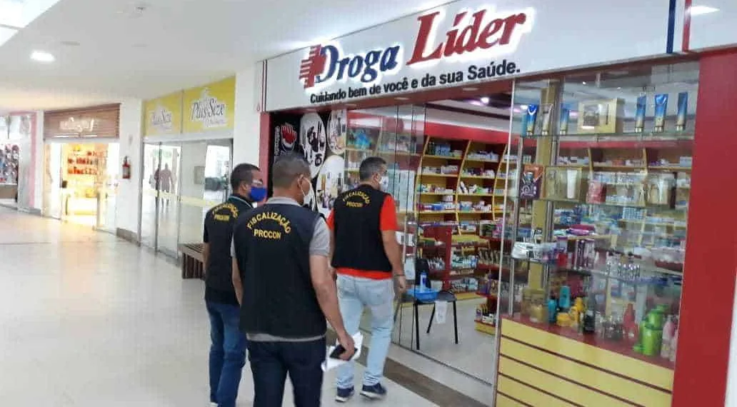 Fiscais do Procon vistoriaram vários estabelecimentos comerciais (Foto: Cedida)