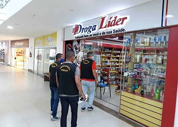 Fiscais do Procon vistoriaram vários estabelecimentos comerciais (Foto: Cedida)