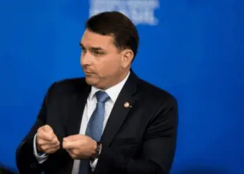 Senador Flávio Bolsonaro testa positivo para o novo coronavírus