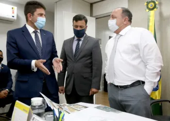 Governador Gladson Cameli apresentou ao ministro da Saúde, Eduardo Pazuello, projeto da construção da nova maternidade de Rio Branco como uma das obras prioritárias para o estado (Foto: Assessoria MS)