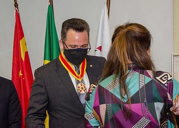 Deputado federal Alan Rick (DEM) foi condecorado com a medalha sino-brasileira da Cruz do Mérito da Soberana Ordem da Fraternidade (Foto: Assessoria)