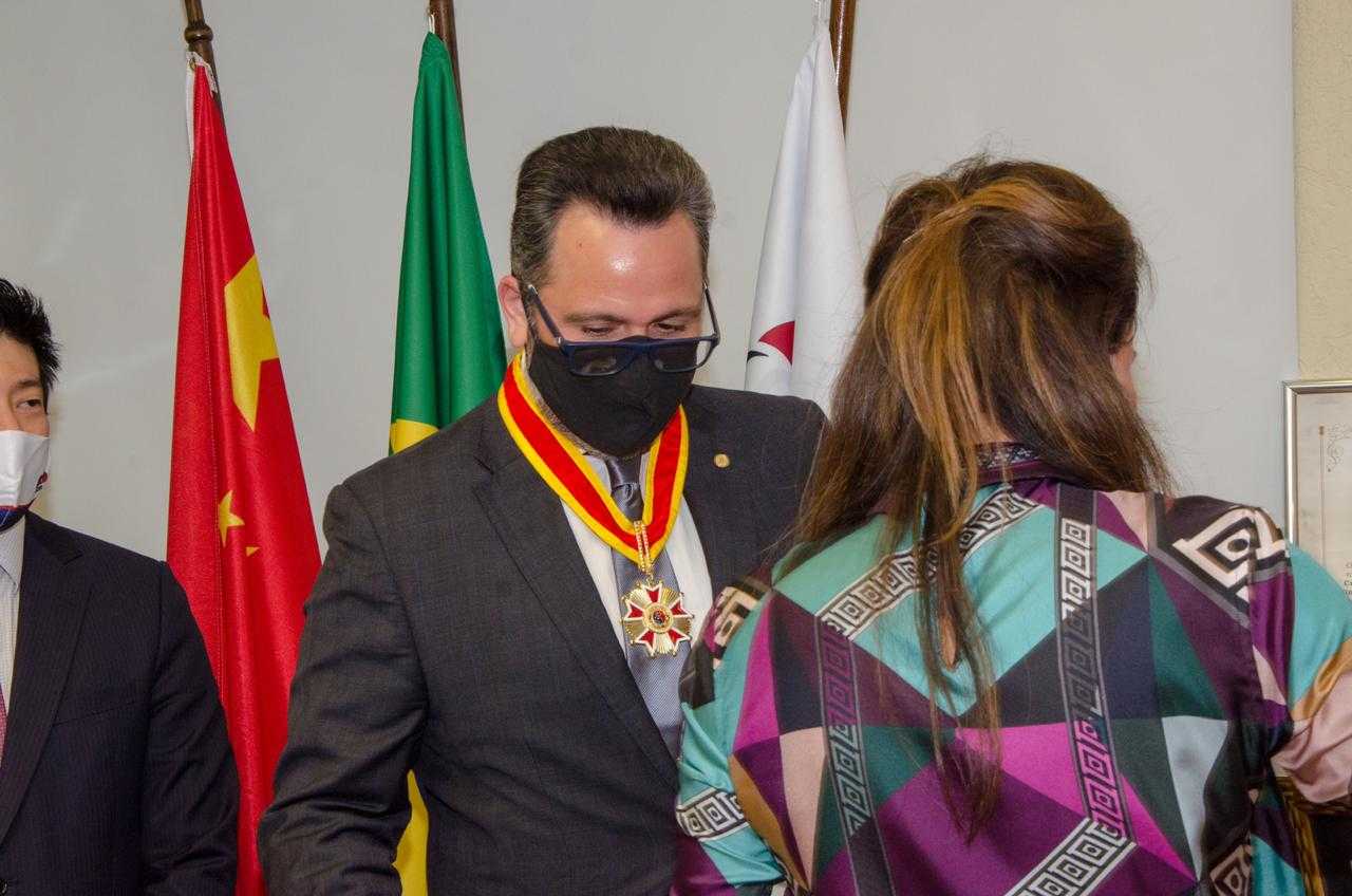 Deputado federal Alan Rick (DEM) foi condecorado com a medalha sino-brasileira da Cruz do Mérito da Soberana Ordem da Fraternidade (Foto: Assessoria)