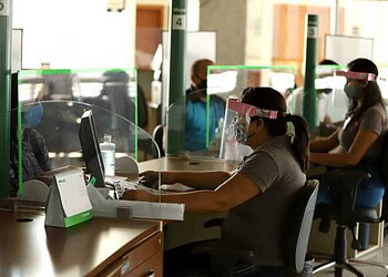 O uso de máscaras de proteção individual é obrigatório para adentrar na instituição (Foto: Pedro Devani / Secom Acre)