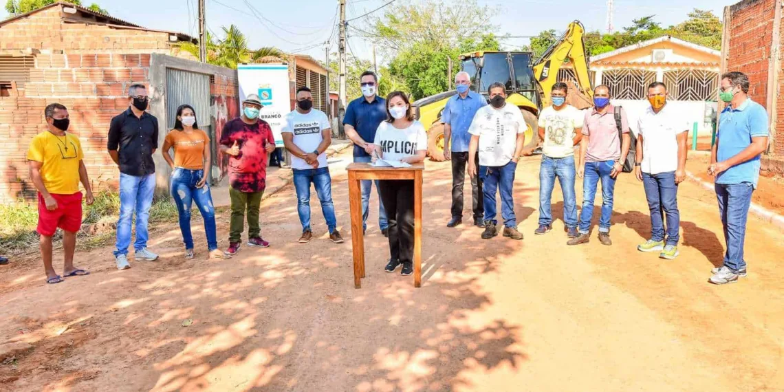 Prefeita Socorro Neri assina ordem de serviços para obras de recuperação e manutenção de ruas na Baixada da Sobral