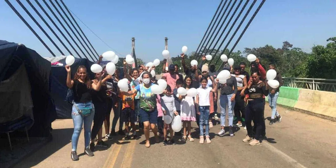Autorização para ingresso no Brasil foi comemorada pelos migrantes com balões brancos (Foto: Cedida)