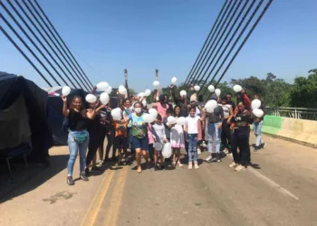 Autorização para ingresso no Brasil foi comemorada pelos migrantes com balões brancos (Foto: Cedida)
