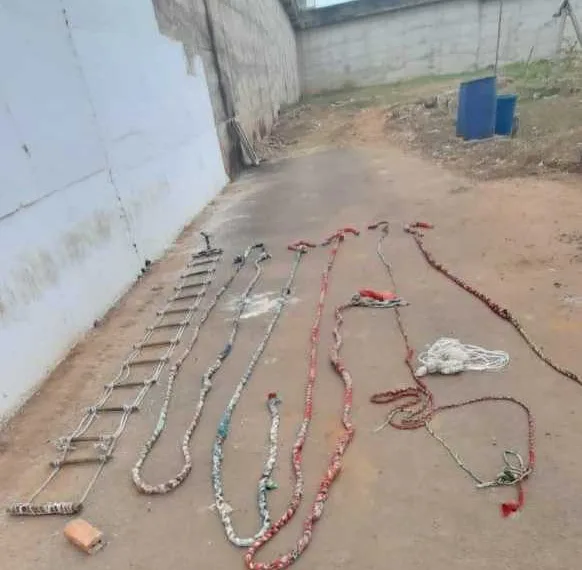 Policiais penais de plantão encontraram celas danificadas, juntamente com escadas artesanais, cordas artesanais do tipo “tereza” e objetos cortantes (Foto: Ascom Iapen)
