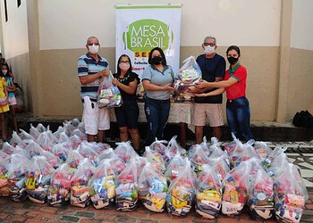 Sistema Fecomércio/AC, por meio do Mesa Brasil, entrega 1.695 cestas básicas a entidades filantrópicas