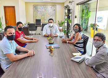 Prefeito em exercício de Rio Branco, vereador Jakson Ramos (PT) com representantes do movimento negro (Foto: Gabinete do vereador Jakson Ramos)