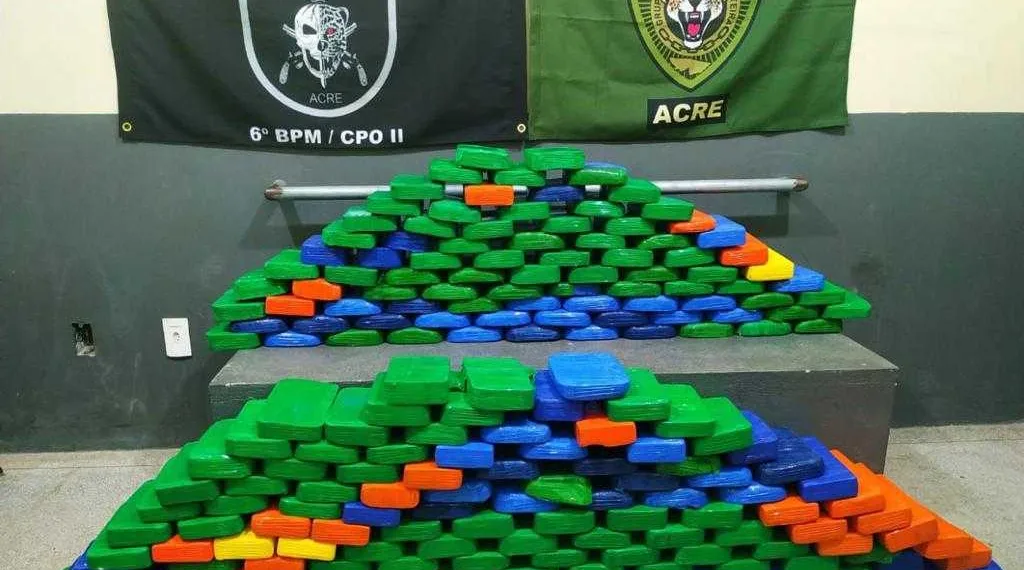 Os 215 kg de cocaína eram transportados em uma canoa pelo Rio Juruá (Foto: Assessoria)