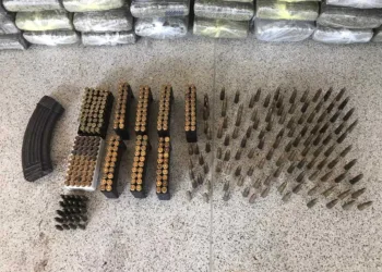 Polícia apreendeu munições, 93 quilos de maconha e um carregador de AK 47 (Foto: Assessoria de Comunicação da PMAC)