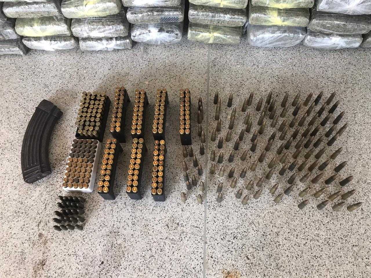 Polícia apreendeu munições, 93 quilos de maconha e um carregador de AK 47 (Foto: Assessoria de Comunicação da PMAC)