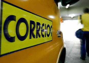 Trabalhadores promovem carreata como um dos atos da greve dos Correios, no dia 18