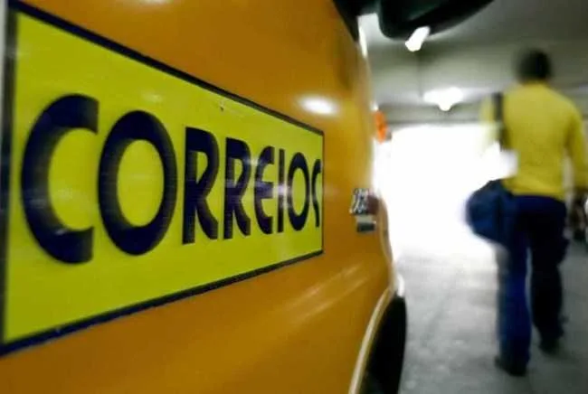 Trabalhadores promovem carreata como um dos atos da greve dos Correios, no dia 18