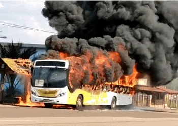 Incêndio começou na parte traseira do veículo logo que este chegou à parada final (Foto: Reprodução WhatsApp)
