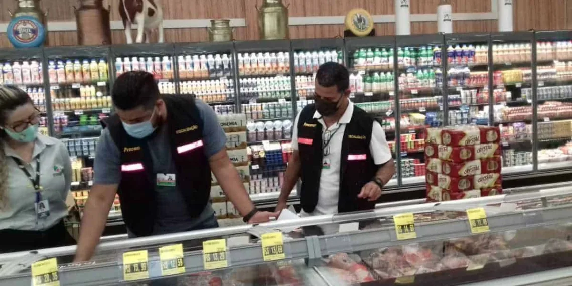 Mode como os alimentos são condicionados também foi verificado durante a operação (Foto: Assessoria Procon)