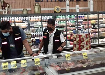 Mode como os alimentos são condicionados também foi verificado durante a operação (Foto: Assessoria Procon)