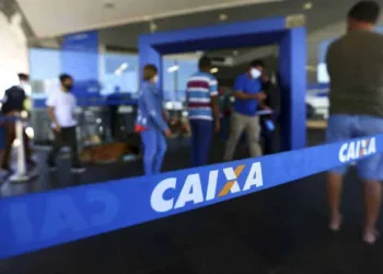 Fila para entrada em agência da Caixa, em Brasília.