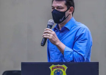 Roberto Duarte firma compromisso no combate às fake news
