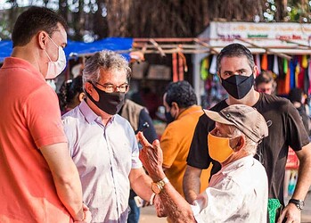 Pré-candidato à prefeitura de Rio Branco, Daniel Zen, ao lado do ex-prefeito Marcus Alexandre e do ex-senador Jorge Viana, em conversa com morador (Foto: Assessoria)