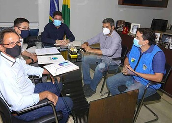 Em reunião com gestores do Depasa e Seinfra, Gladson Cameli garante recursos para solucionar problemas de abastecimento de água em Rio Branco (Foto: Marcos Vicentti / Secom Acre)