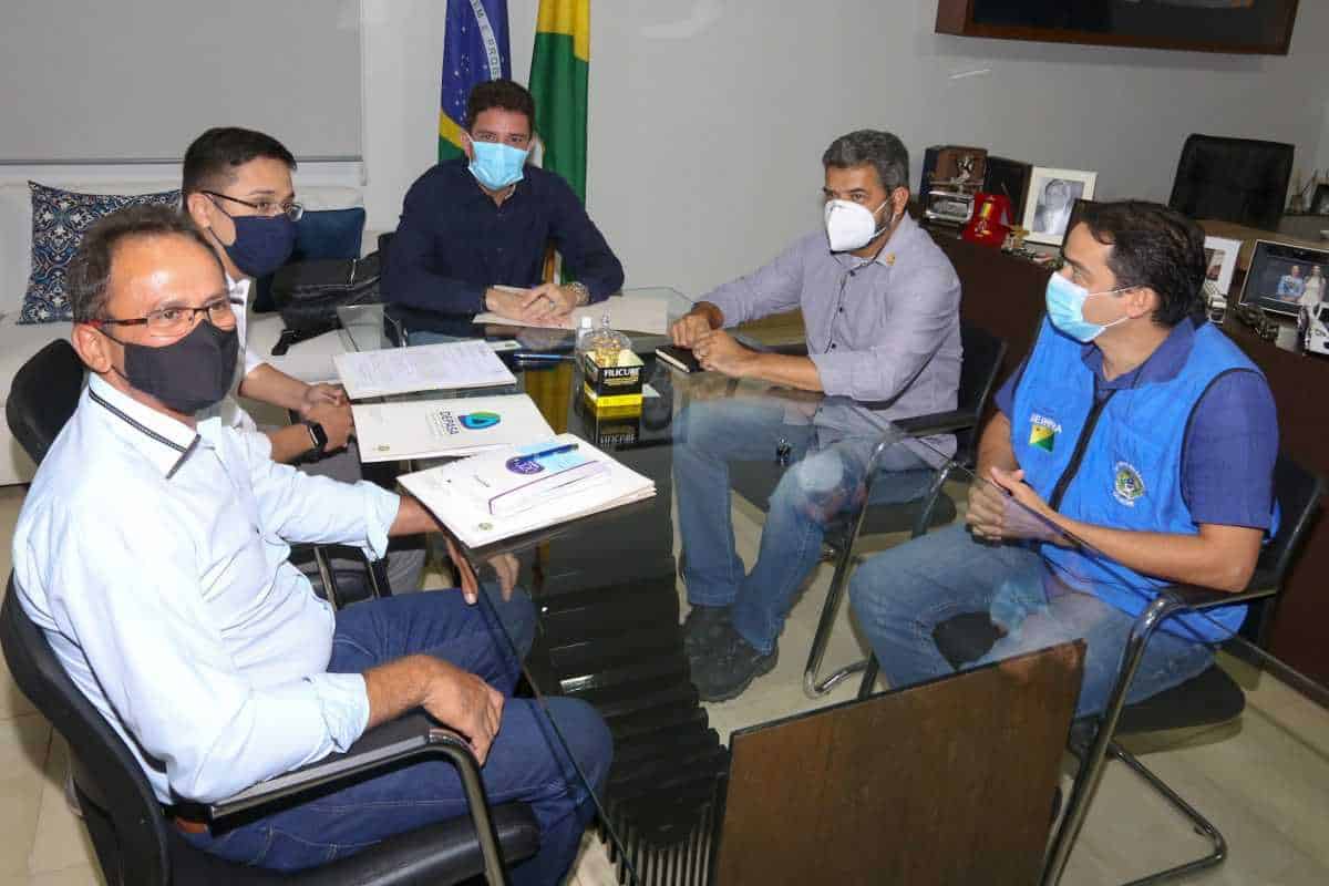 Em reunião com gestores do Depasa e Seinfra, Gladson Cameli garante recursos para solucionar problemas de abastecimento de água em Rio Branco (Foto: Marcos Vicentti / Secom Acre)