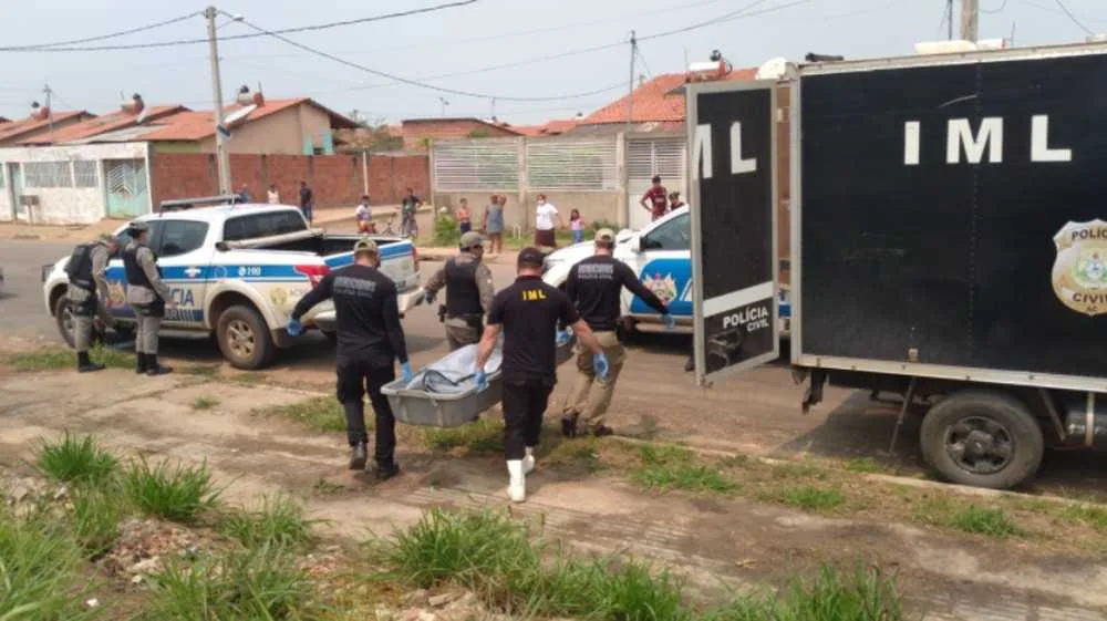 Corpo foi levado pela perícia ao IML de Rio Branco (Foto: Lidson Almeida/Rede Amazônica Acre)