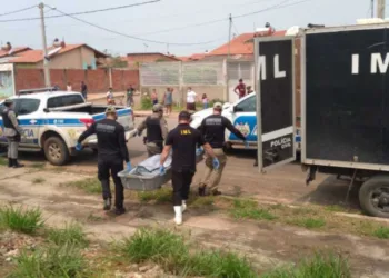 Corpo foi levado pela perícia ao IML de Rio Branco (Foto: Lidson Almeida/Rede Amazônica Acre)