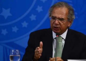 O ministro da Economia, Paulo Guedes, fala à imprensa no Palácio do Planalto, sobre os 500 dias de governo