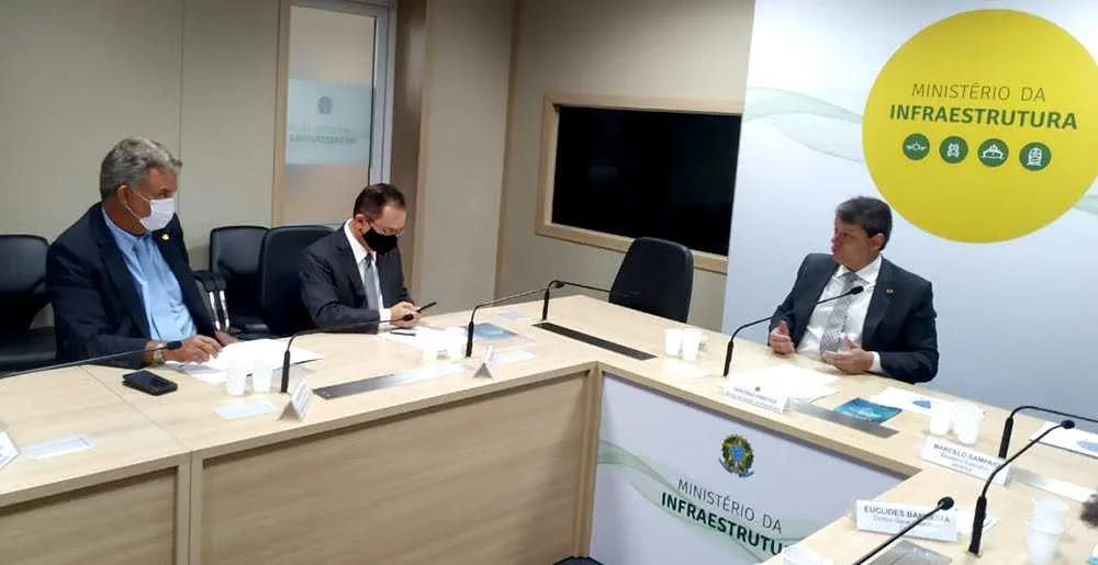 A falta da ponte encarece o custo de vida dos acreanos, disse Petecão ao ministro (Foto: Assessoria)