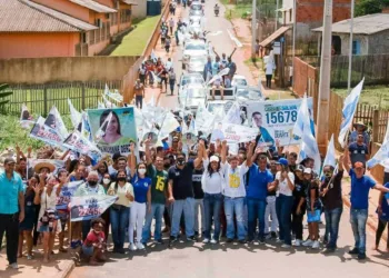Roberto Duarte e Antônia Lúcia realizaram grande caminhada pelos bairros do Calafate, Ilson Ribeiro, Laélia Alcântara, Aroeira e Itatiaia