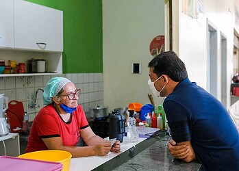 Em visita ao Rui Lino, Roberto Duarte recebe apoio de comerciantes