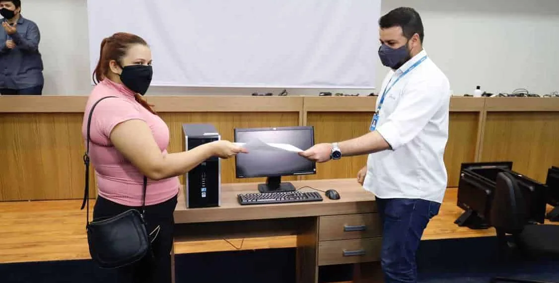 Energisa Acre entrega 40 computadores a alunos do projeto Geração Energia