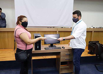 Energisa Acre entrega 40 computadores a alunos do projeto Geração Energia