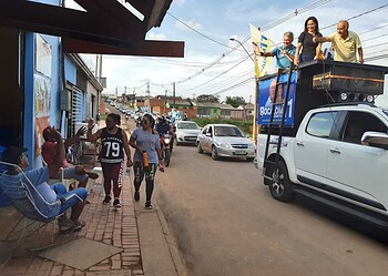 Bocalom recebe carinho de eleitores em caminhada e carreata