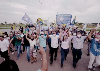 Minoru Kinpara participa de caminhada no bairro Cidade do Povo