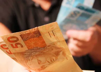 Governo do Acre paga mais de R$ 2,5 milhões a quase 700 servidores nesta segunda-feira