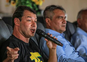 “Não podemos admitir que as pessoas tenham que dormir na frente do posto de saúde para garantir uma ficha de atendimento”, desabafa Roberto Duarte durante debate