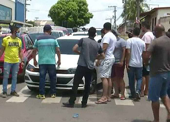 Motoristas de aplicativo realizam protesto em avenida de Rio Branco após colega ser mantido refém