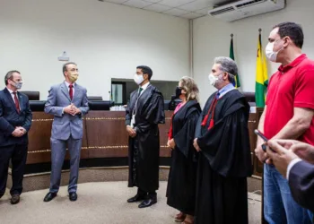 TRE empossa Leo de Brito e Pedro Longo nas vagas de deputados cassados