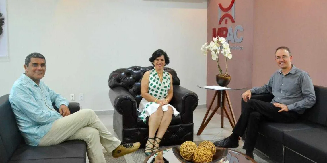 Deputado federal Léo de Brito se reuniu com Kátia Rejane de Araújo Rodrigues e Moisés Alencastro (Foto: Assessoria)