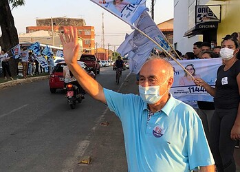 Comerciantes autônomos apoiam Bocalom durante caminhada e bandeiraço na capital