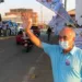Comerciantes autônomos apoiam Bocalom durante caminhada e bandeiraço na capital
