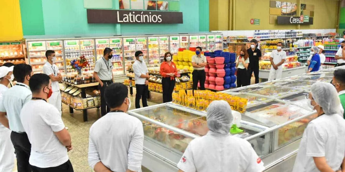 Candidata à reeleição Socorro Neri conversou com funcionários de um supermercado de Rio Branco (Foto: Assessoria)