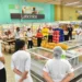 Candidata à reeleição Socorro Neri conversou com funcionários de um supermercado de Rio Branco (Foto: Assessoria)