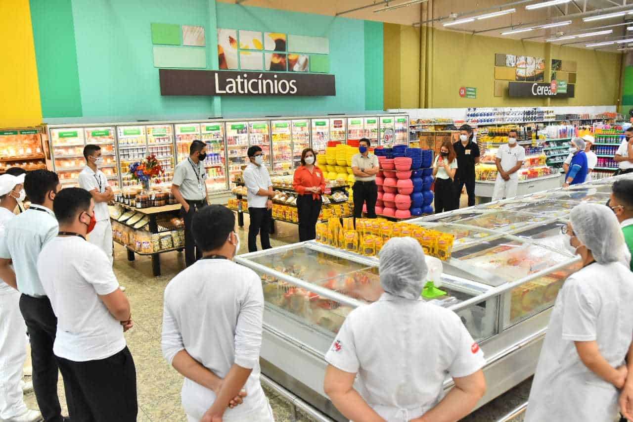 Candidata à reeleição Socorro Neri conversou com funcionários de um supermercado de Rio Branco (Foto: Assessoria)