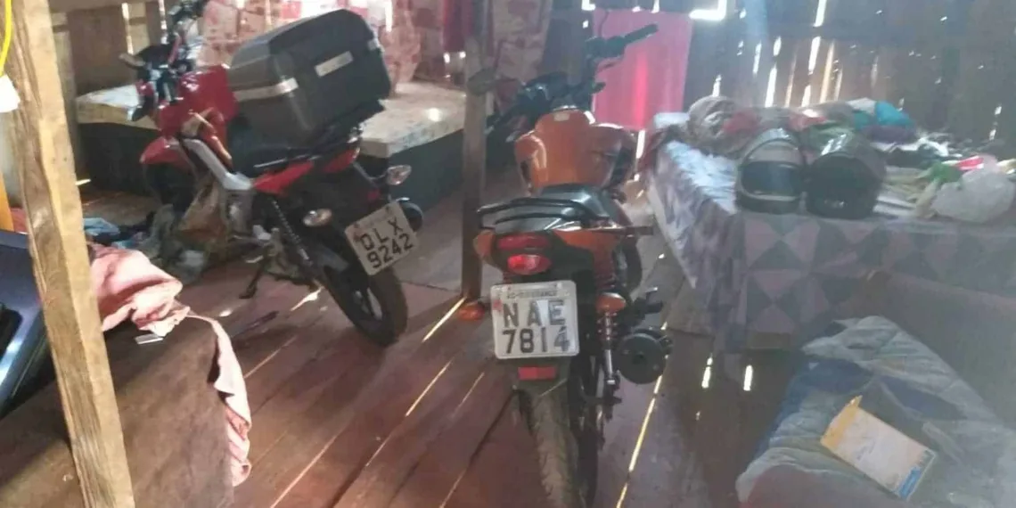 Adolescentes foram apreendidos com duas motocicletas roubadas e um simulacro (Foto: Ascom PM/AC)