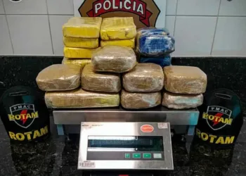 No interior do veículo apreendido foi localizado 23 "tijolos" de entorpecentes (Foto: Ascom PMAC)