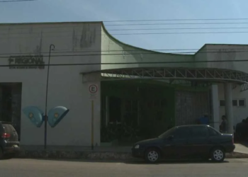 Dois presos fazem buraco em cela e conseguem fugir de delegacia em Rio Branco