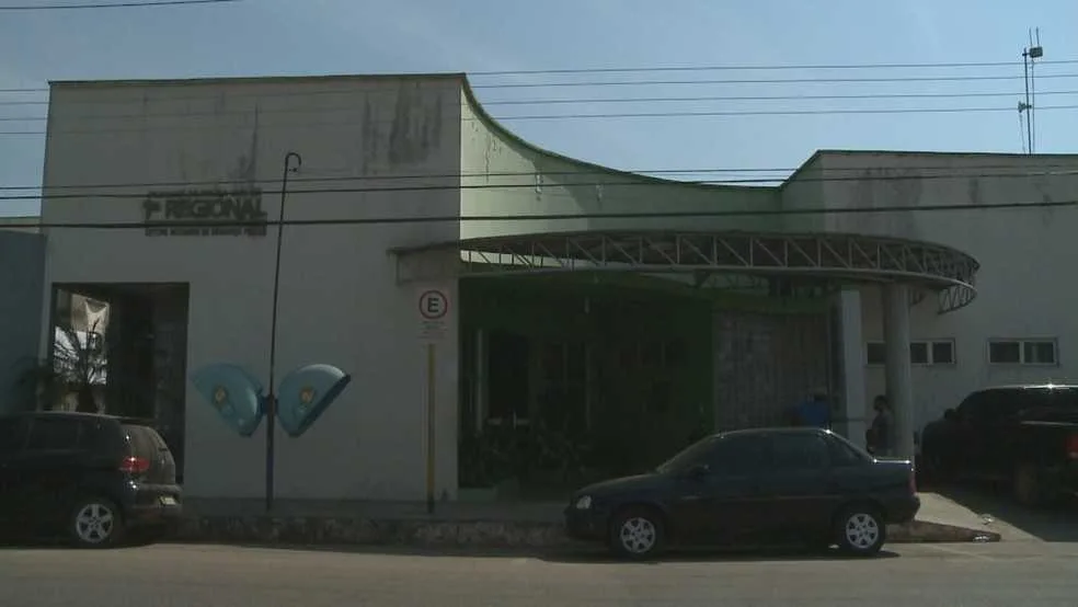 Dois presos fazem buraco em cela e conseguem fugir de delegacia em Rio Branco